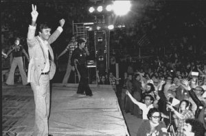 Felipe-Gonzalez-en-el-mitin-de_54312137023_54028874188_960_639